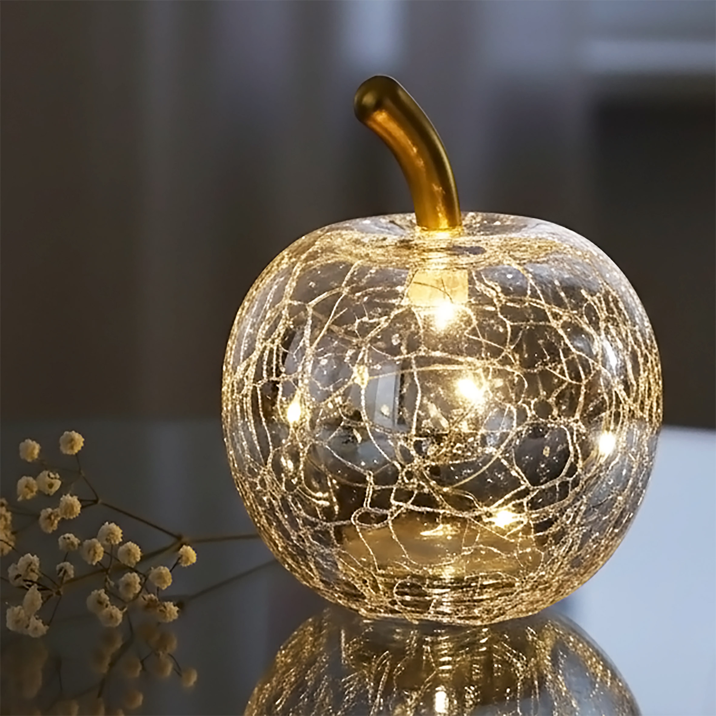 Mini Crackle Glas Apfel 7 cm mit 5 LED batteriebetrieben mit Timer - silber - Deko Frucht in Bruchglas Optik warm weiß beleuchtet