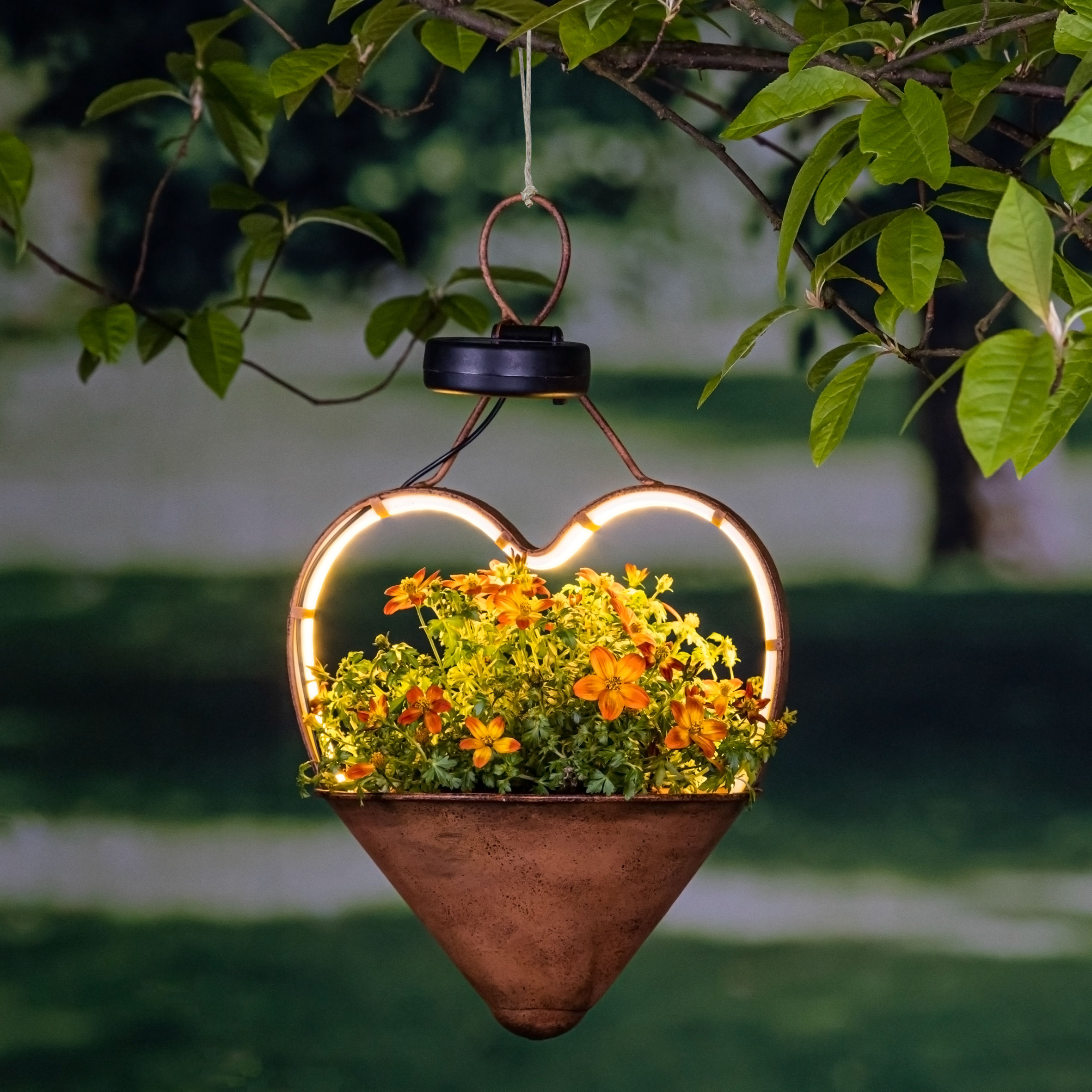 Solar Blumenampel in Rost Optik warm weiß beleuchtet - HERZ oder HEXAGON - Deko Hängeleuchte zum Bepflanzen