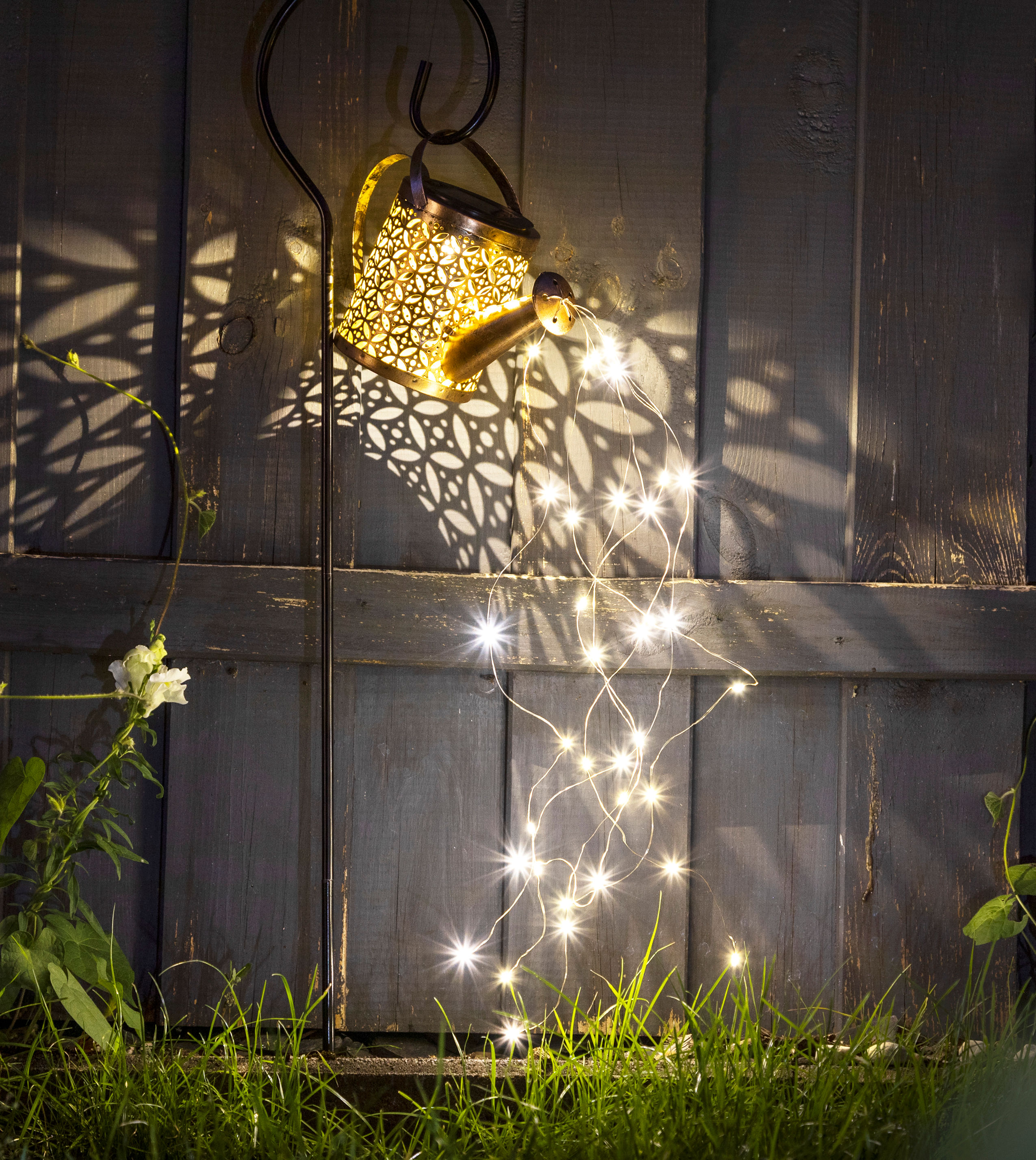 LED Solar Gießkanne mit Erdspieß - 21 x 16 cm - Garten Deko Beleuchtung 40 LED in warm weiß beleuchtet
