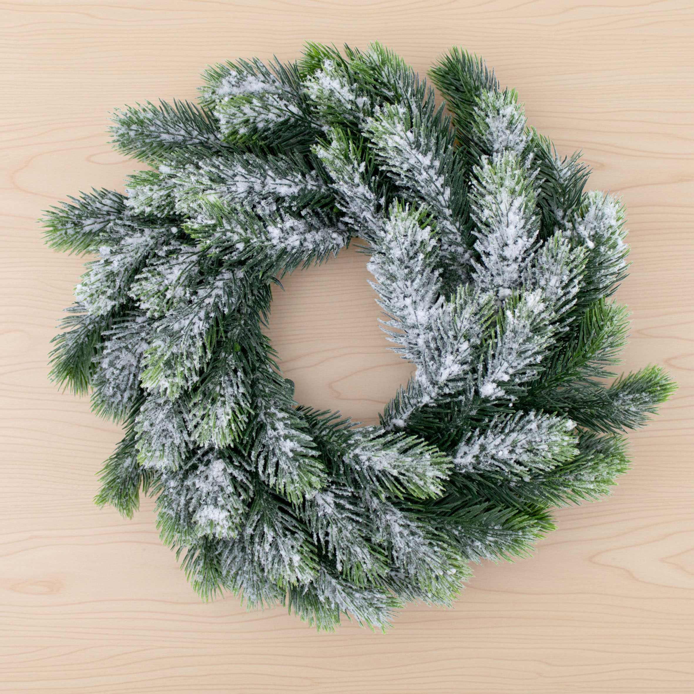 Künstlicher Spritzguss Tannenkranz mit Kunstschnee halbgebunden - 37 cm - Weihnachts Türkranz mit naturgetreuen Kunst Tannenspitzen