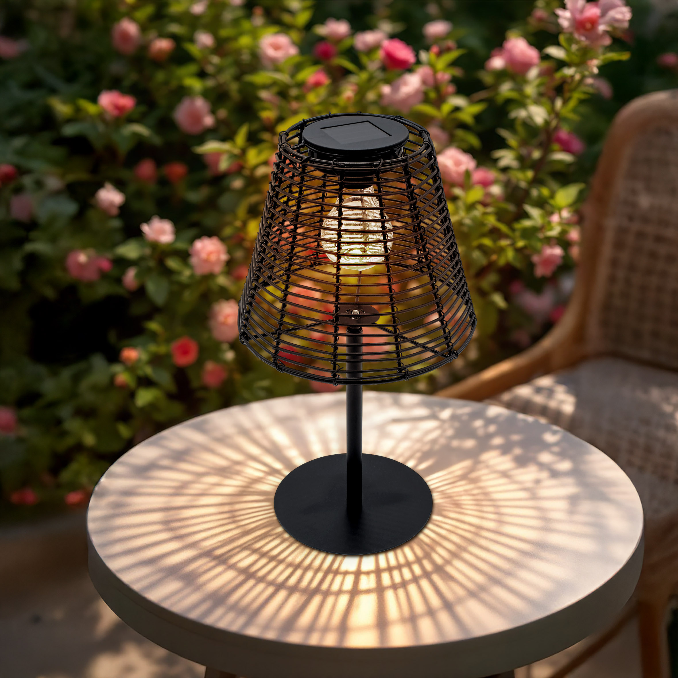 Solar Tischleuchte in Rattan Optik schwarz mit LED Glühbirne - 33 x 20 cm - Gartenlampe warm weiß beleuchtet