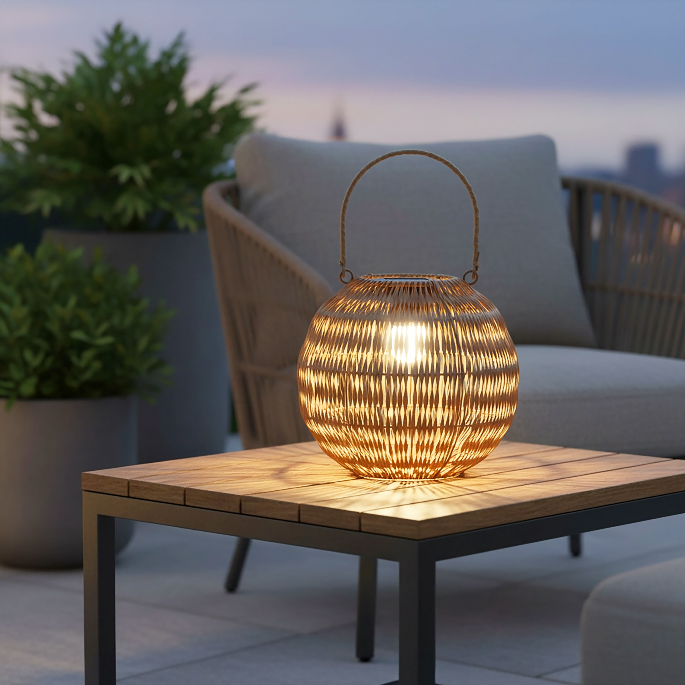 Solar Kugel für Außen in Flechtoptik mit LED Glühbirne - 27 cm - Garten Kugelleuchte mit Bügel zum Hängen warm weiß beleuchtet