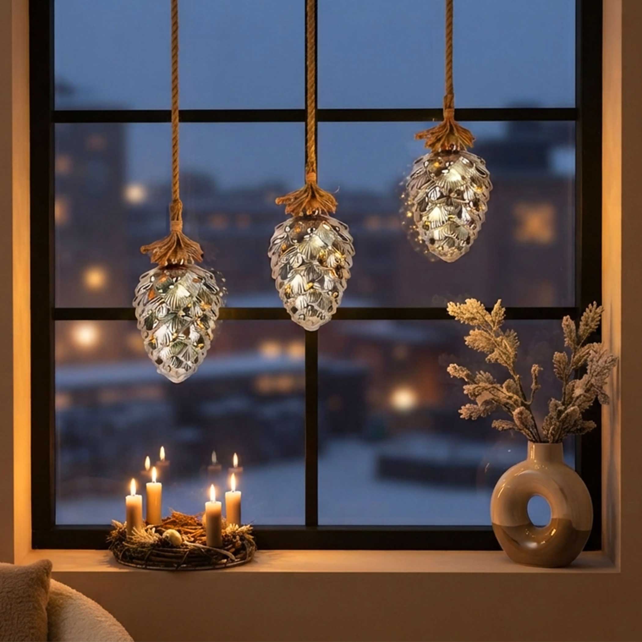 XL Glas Tannenzapfen zum Hängen 15 LED mit Timer - 22 x 15 cm - Zapfen Dekohänger warm weiß beleuchtet Batterie betrieben
