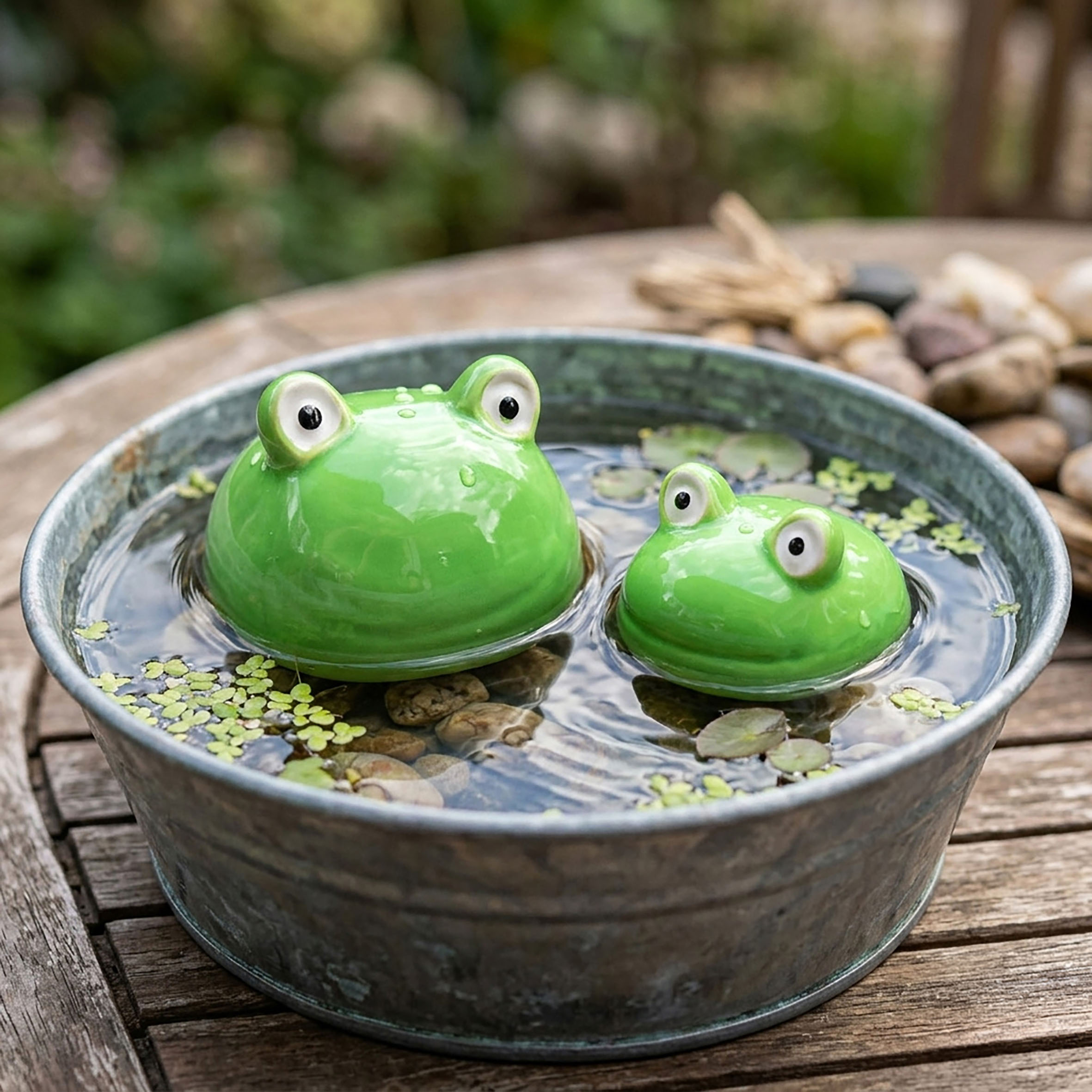 Porzellan Schwimmdeko Frosch Figur 8 + 6 cm - 2er Set - Feinkeramik Dekofigur schwimmend für den Gartenteich
