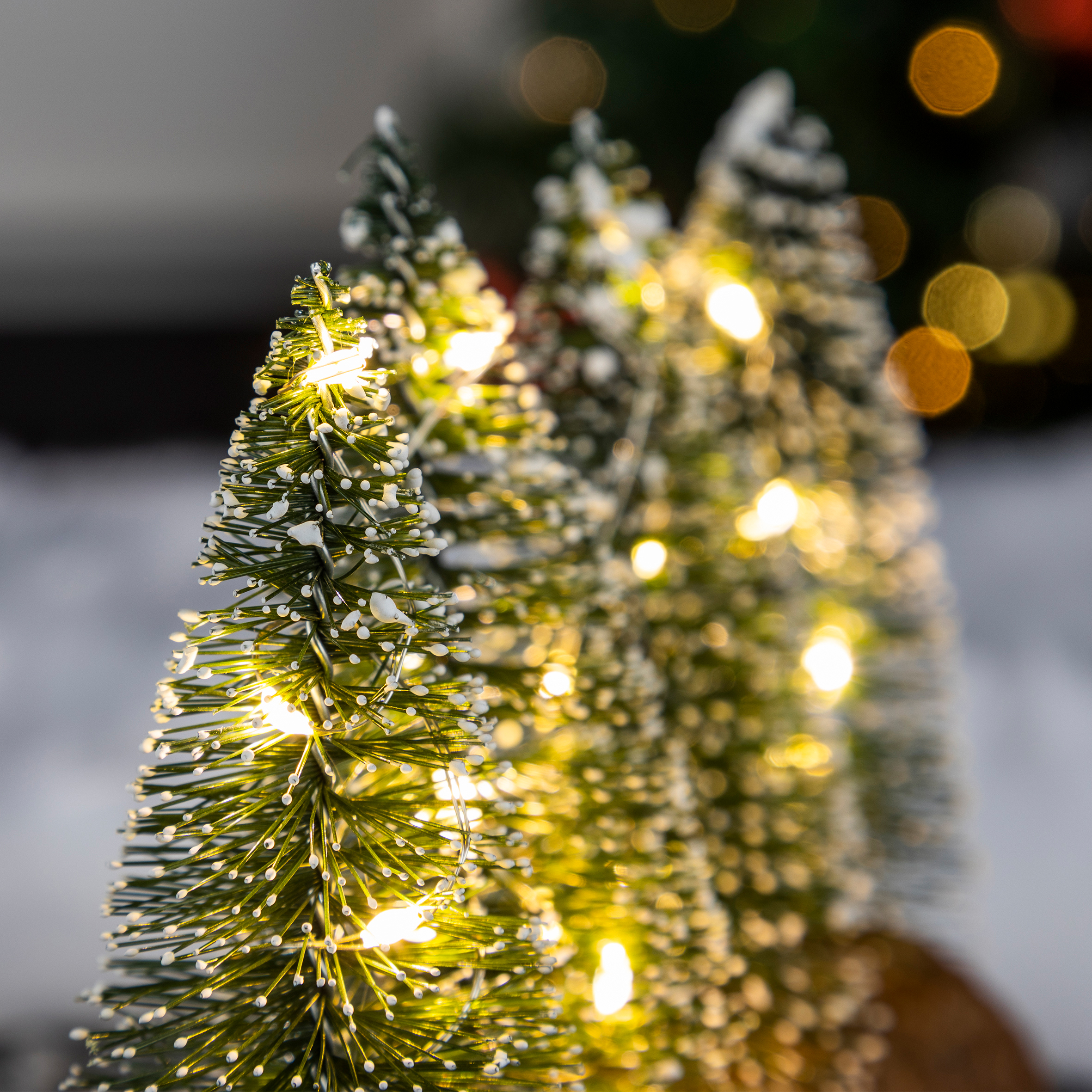 LED Deko Tannenbäume mit Baumstammfuß warm weiß - 20 x 15 cm - Verschneite Bäume mit Beleuchtung Batterie betrieben